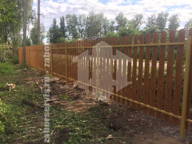 Забор из металлического штакетника под дерево 41 метр