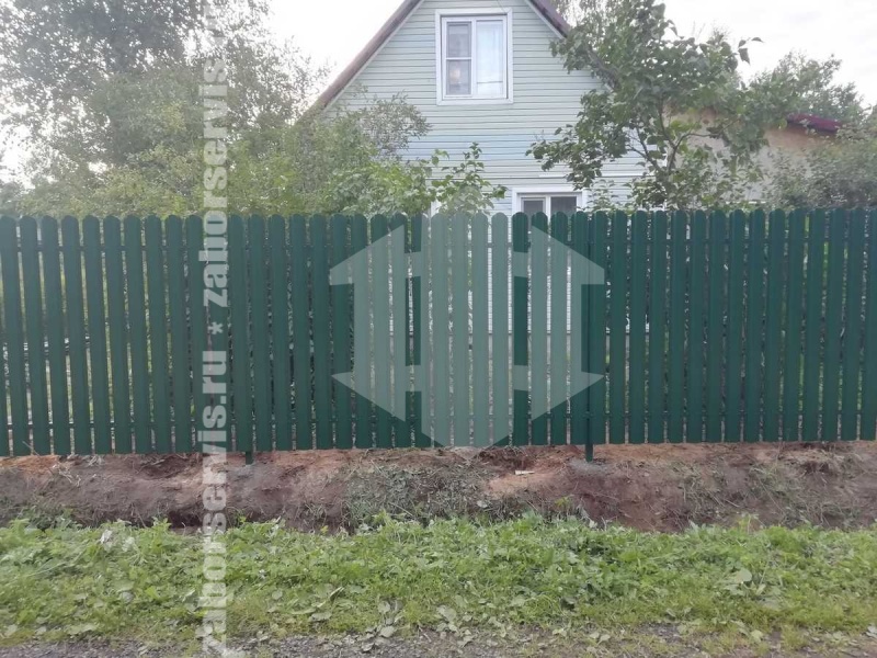 Забор из металлического штакетника для дома