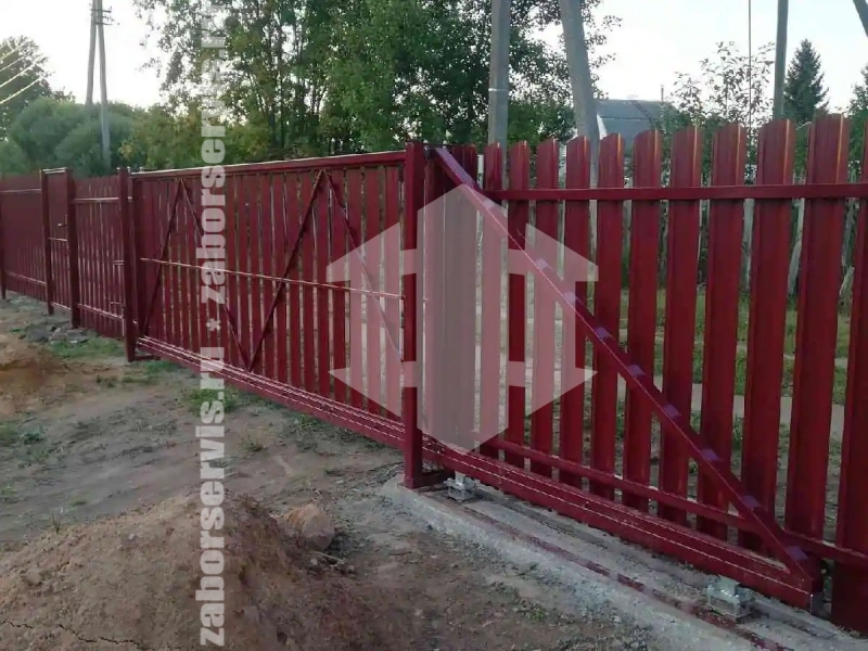 Забор из металлического штакетника с воротами 74 метра