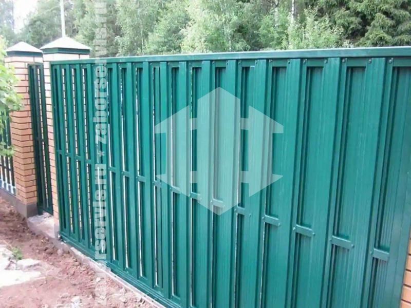 Заборы из металлического штакетника шахматка 74 метра