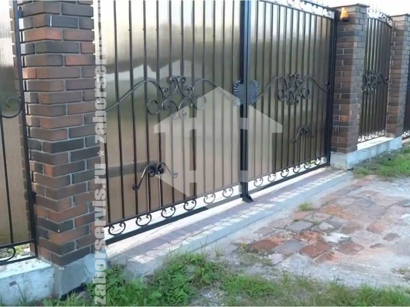 Кованый забор с поликарбонатом 75 метров