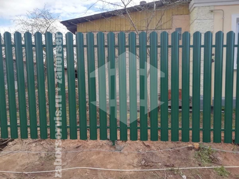 Забор из металлического штакетника зелёный 38 метров