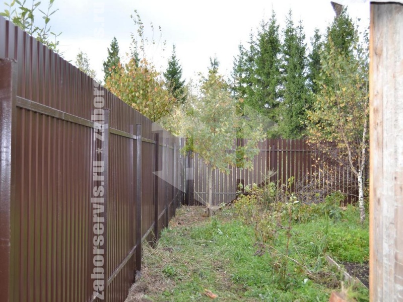 Забор из евроштакетника с утрамбовкой щебнем 84 метра