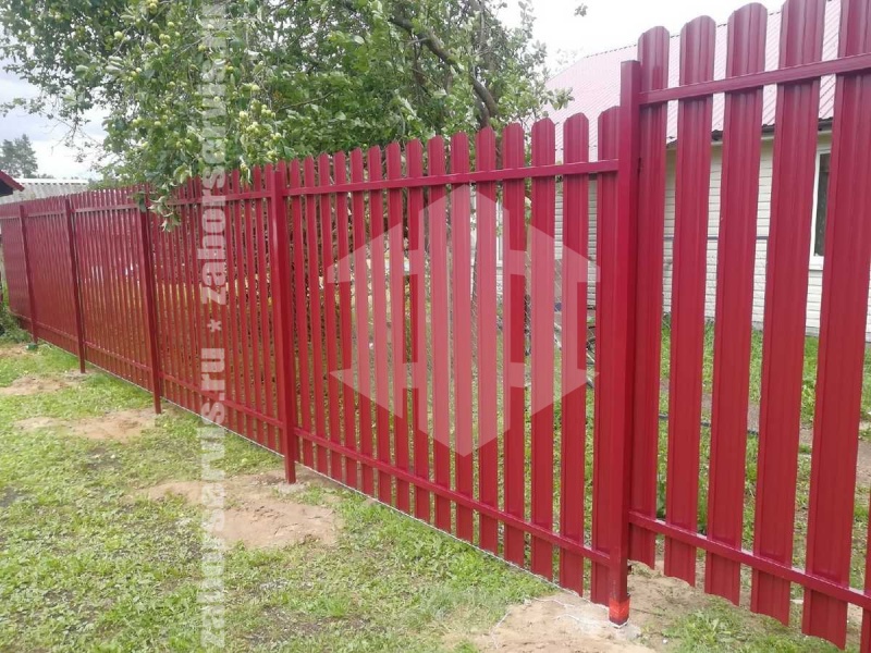 Забор из евроштакетника с забивными столбами 57 метров