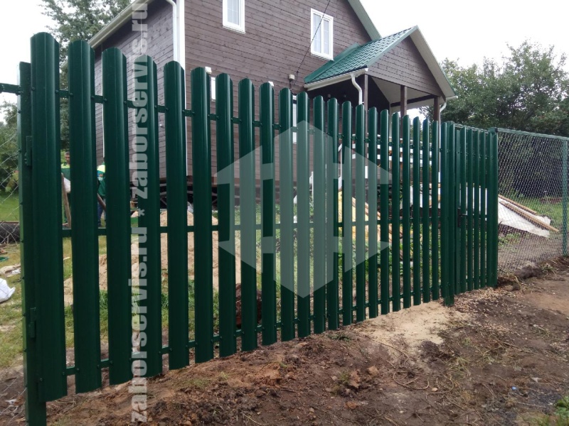 Забор из евроштакетника с утрамбовкой щебнем 7 метров