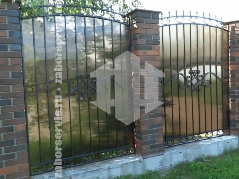 Кованый забор с поликарбонатом 75 метров