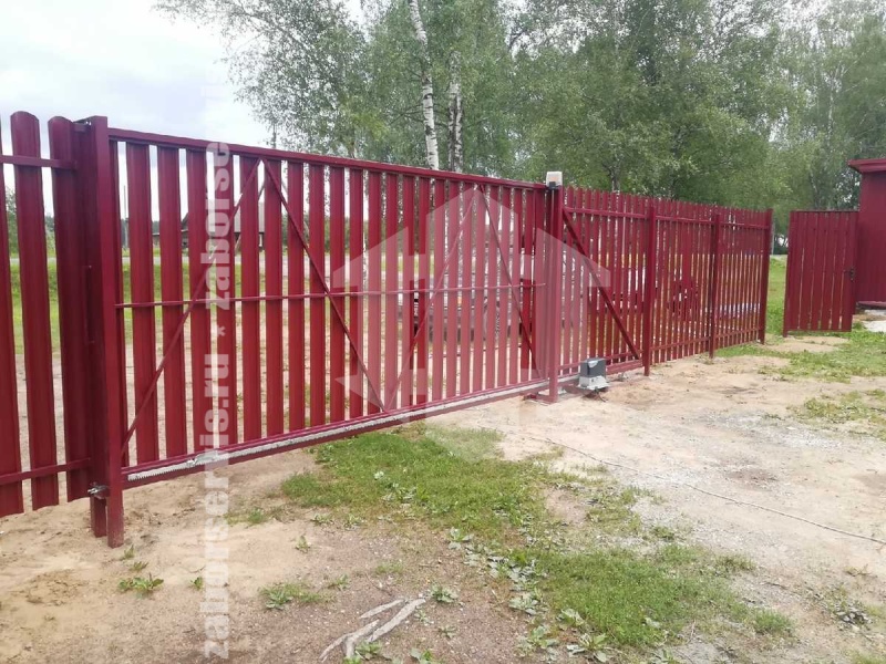 Забор из евроштакетника с забивными столбами 57 метров