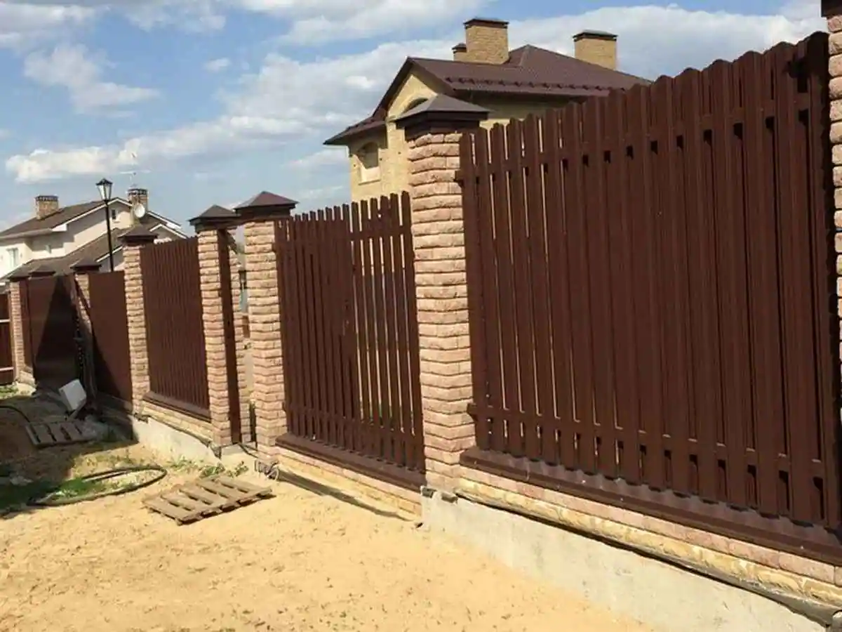 Заборы из металлического штакетника шахматка 48 метров