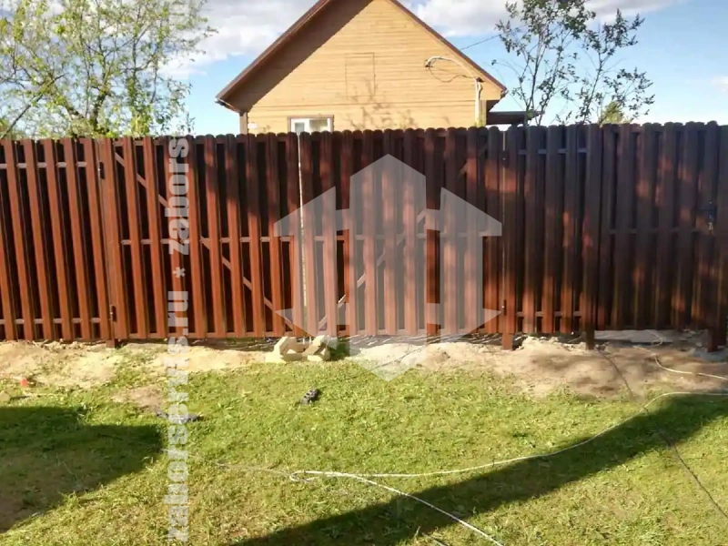 Заборы из металлического штакетника шахматка 70 метров