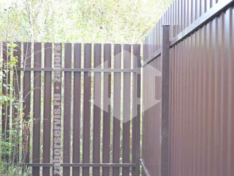 Забор из металлического штакетника коричневый 98 метров