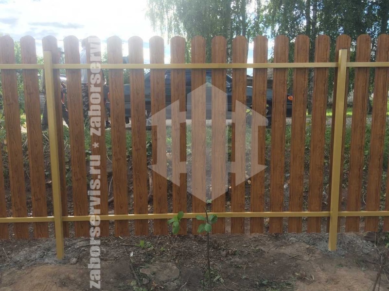Забор из металлического штакетника под дерево 41 метр