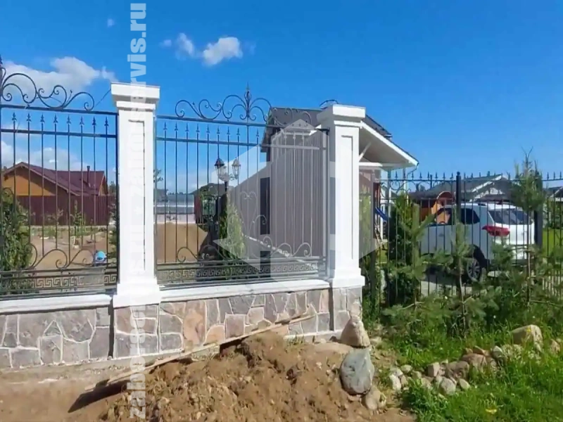 Кованый забор на ленточном фундаменте 45 метров
