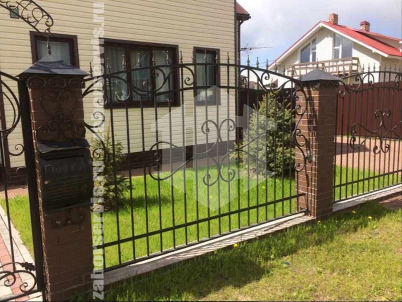 Кованый забор на ленточном фундаменте 74 метра