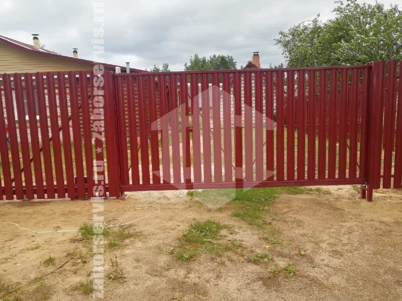 Забор из евроштакетника с забивными столбами 57 метров
