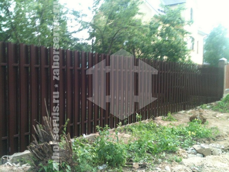 Забор из евроштакетника в шахматном порядке 75 метров