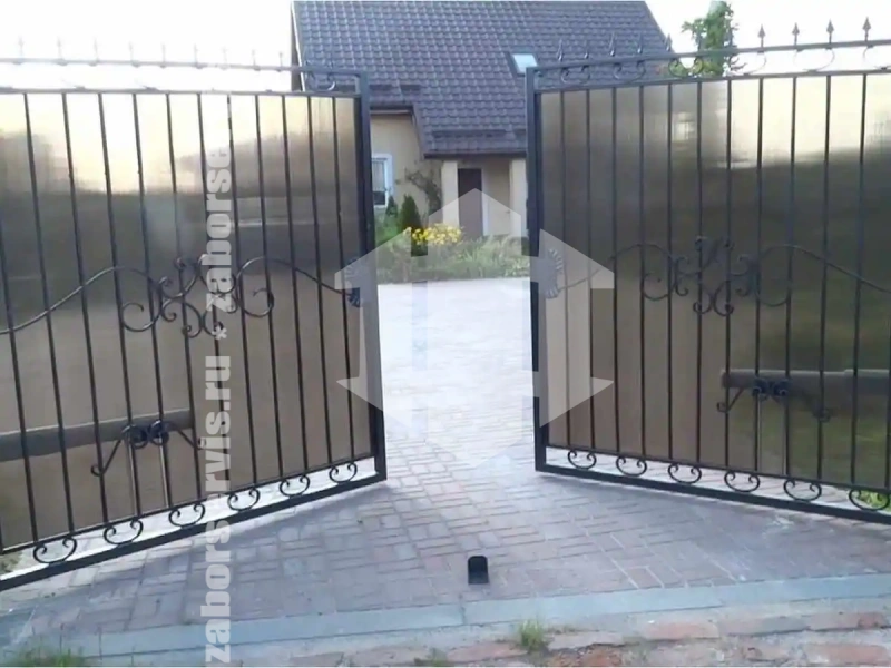 Кованый забор с поликарбонатом 75 метров
